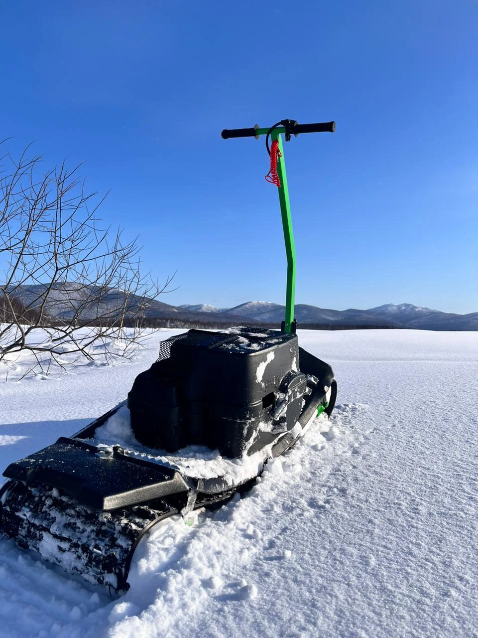Приехала кататься на мотосноуборде одна, сначала было страшно и не понятно, что за зверь такой. Но