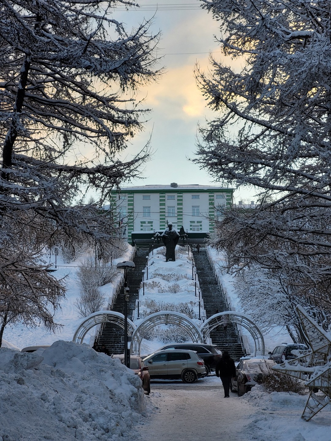 Были сегодня на экскурсии по Мурманску с Оксаной. Экскурсия началась по расписанию, и мы сразу пошли
