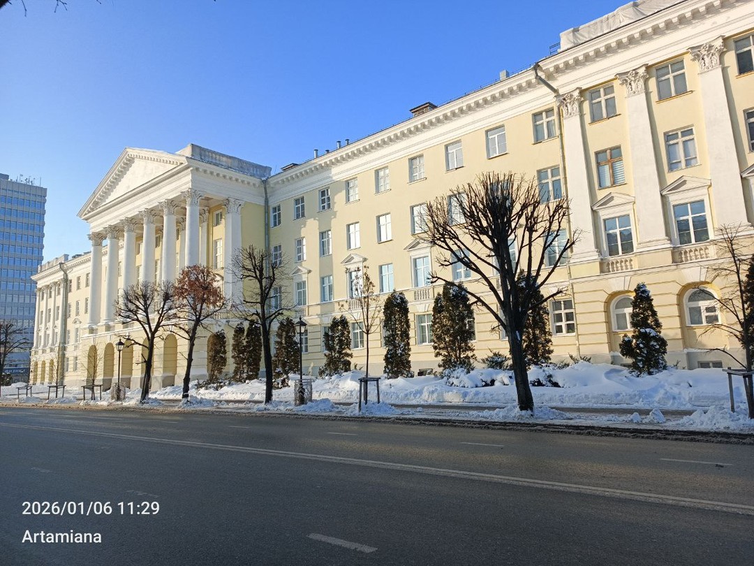 Встретились мы с нашим экскурсоводом Светланой на площади Сковородка напротив главного здания Университета. Оказалось, что Казанский
