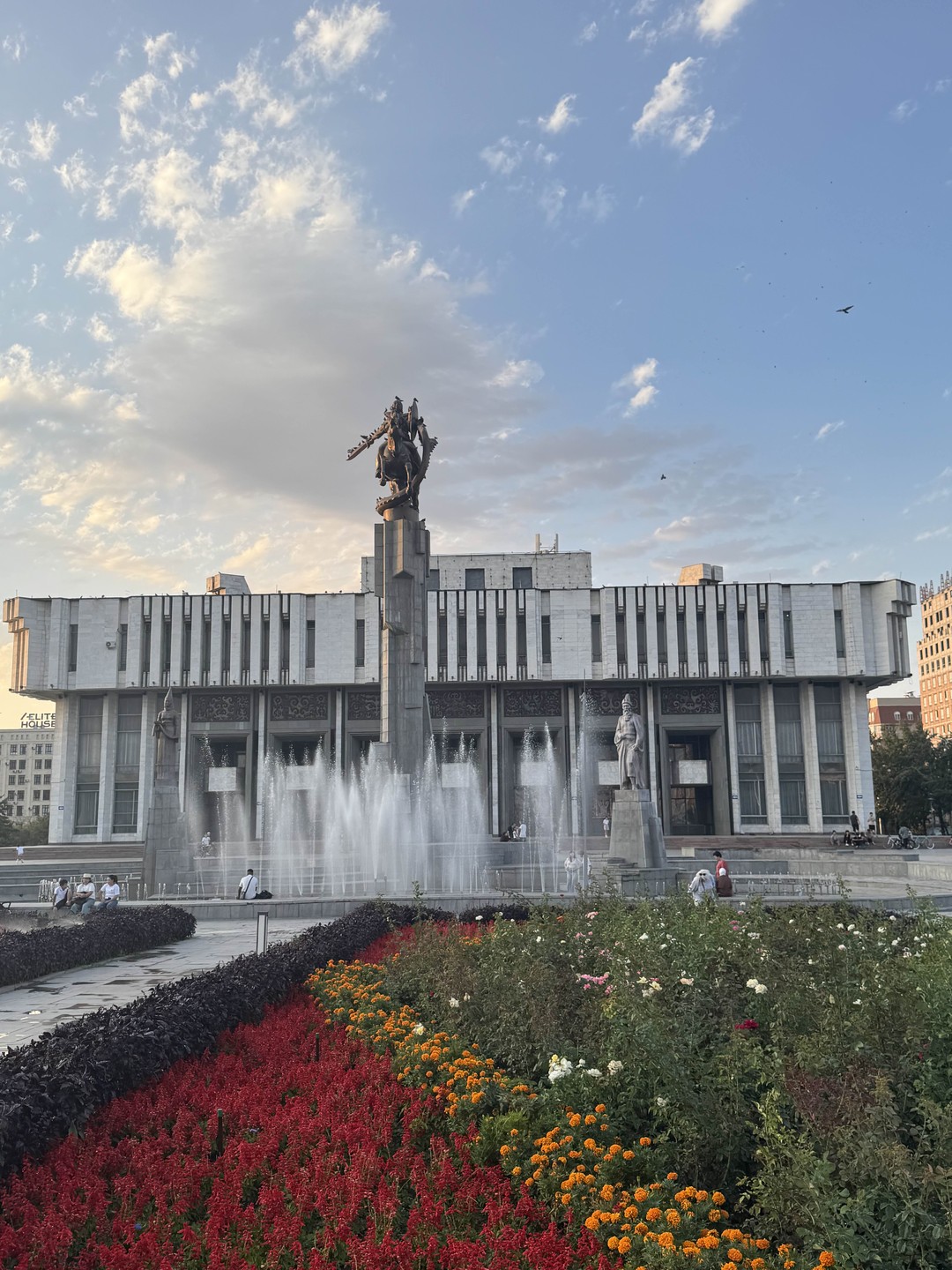 Экскурсия была проведена в приятной неторопливой манере, где ты успеваешь принять информацию и обсудить с гидом детали