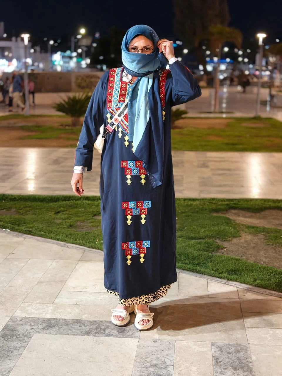 По Экскурсии, я зарегистрировалась на Трипстере, еще на Родине и оплатила экскурсию, со мной связались по