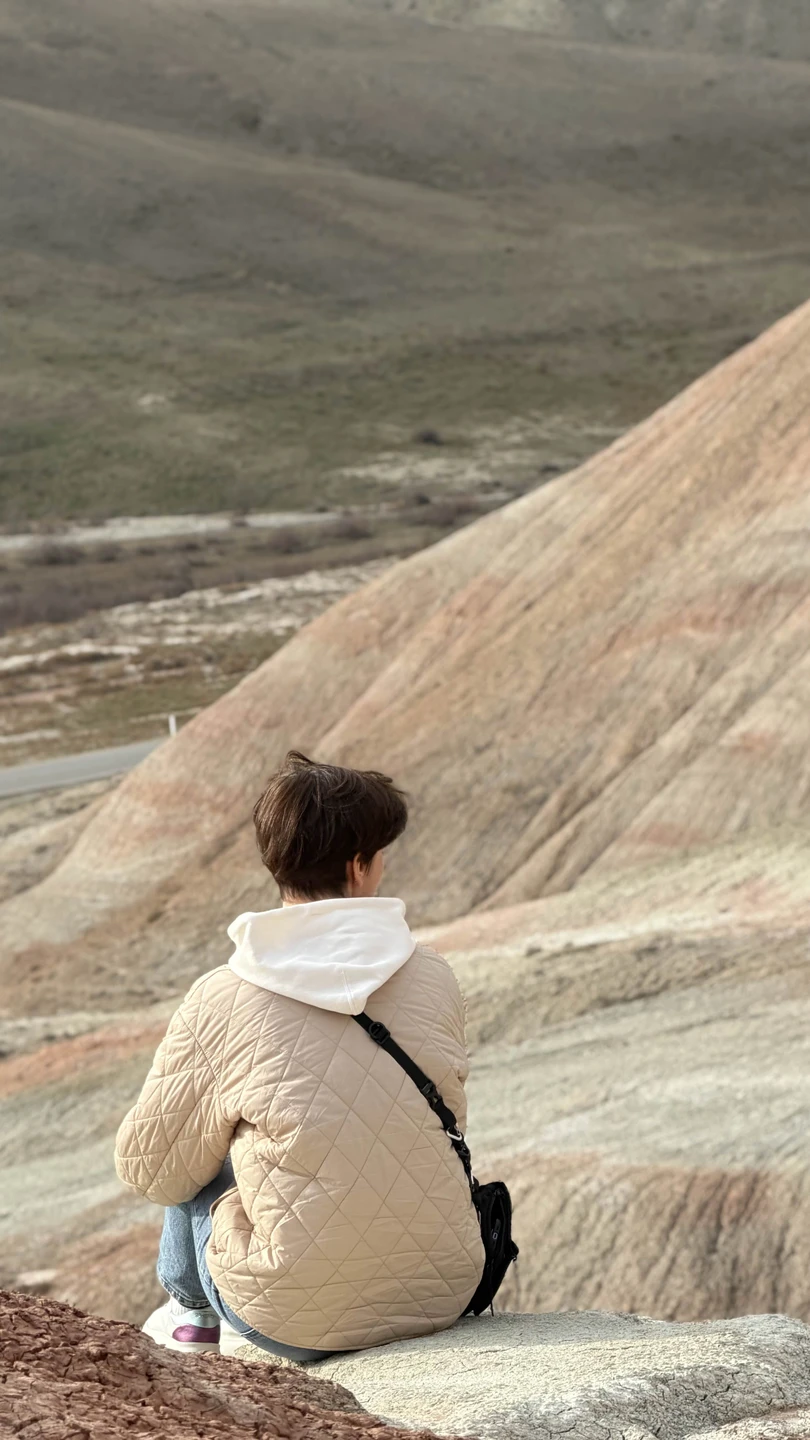 Наша экскурсия с гидом Азиком началась с розового озера и закончилась в рыбном ресторане на каспийском