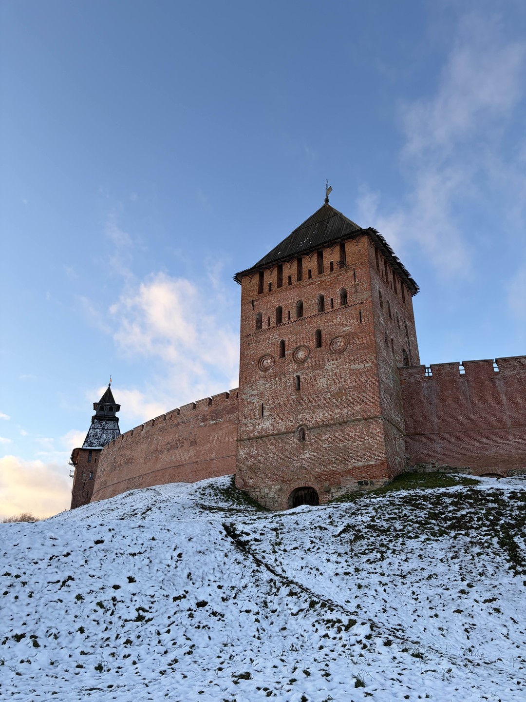 Интересный город на берегу реки Волхов. Главные достопримечательности, которые рекомендую посмотреть: Новгородский кремль, Памятник Тысячелетие России