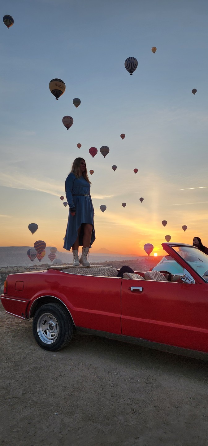 Поездка была рано утром, когда взлетают шары. Сначала нас привезли на площадку рядом с шарами, было