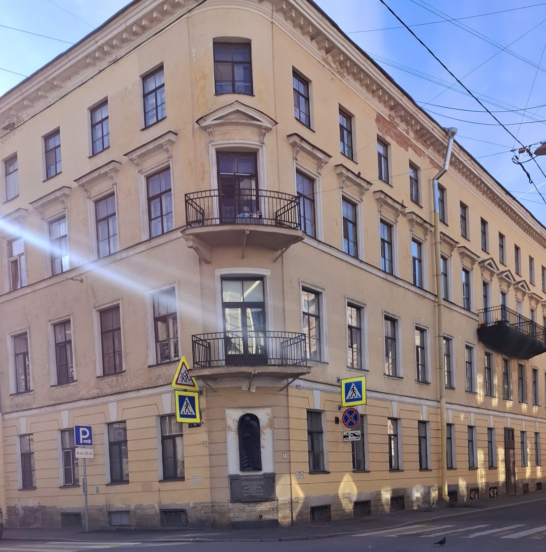 Экскурсию заказывали для дочери-подростка, увлекающейся творчеством Ф. М. Достоевского. Но ходили всей семьей. Маршрут увлекательный. За