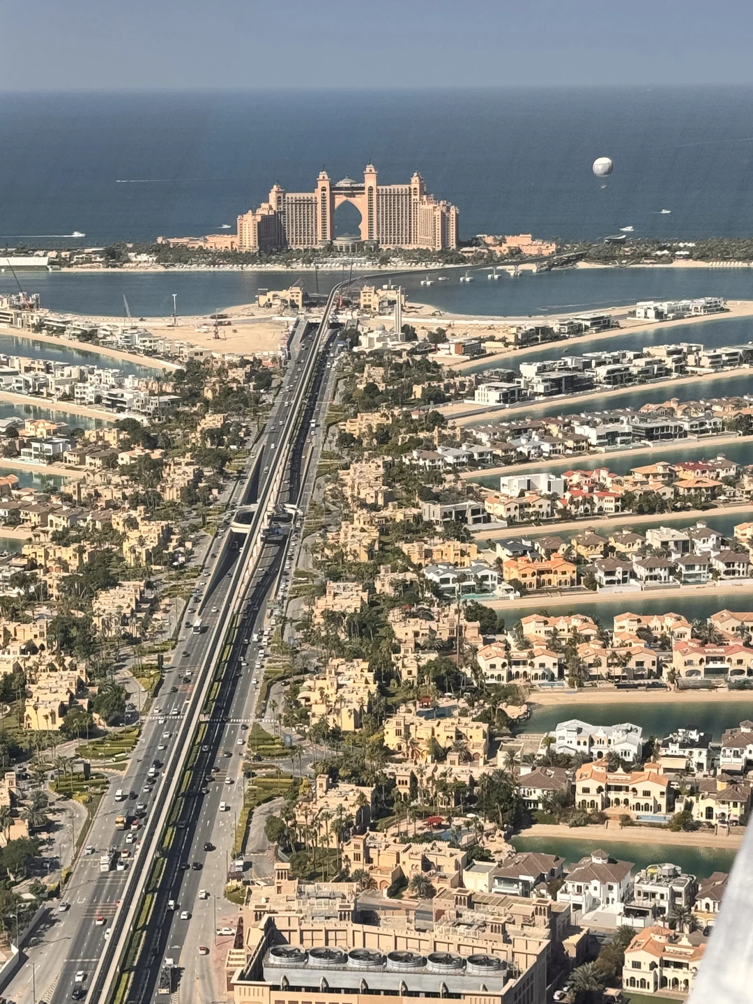 Мы были на экскурсии вчетвером, нас встретил гид Азис. Экскурсию провел согласно оговоренного графика, успели все!