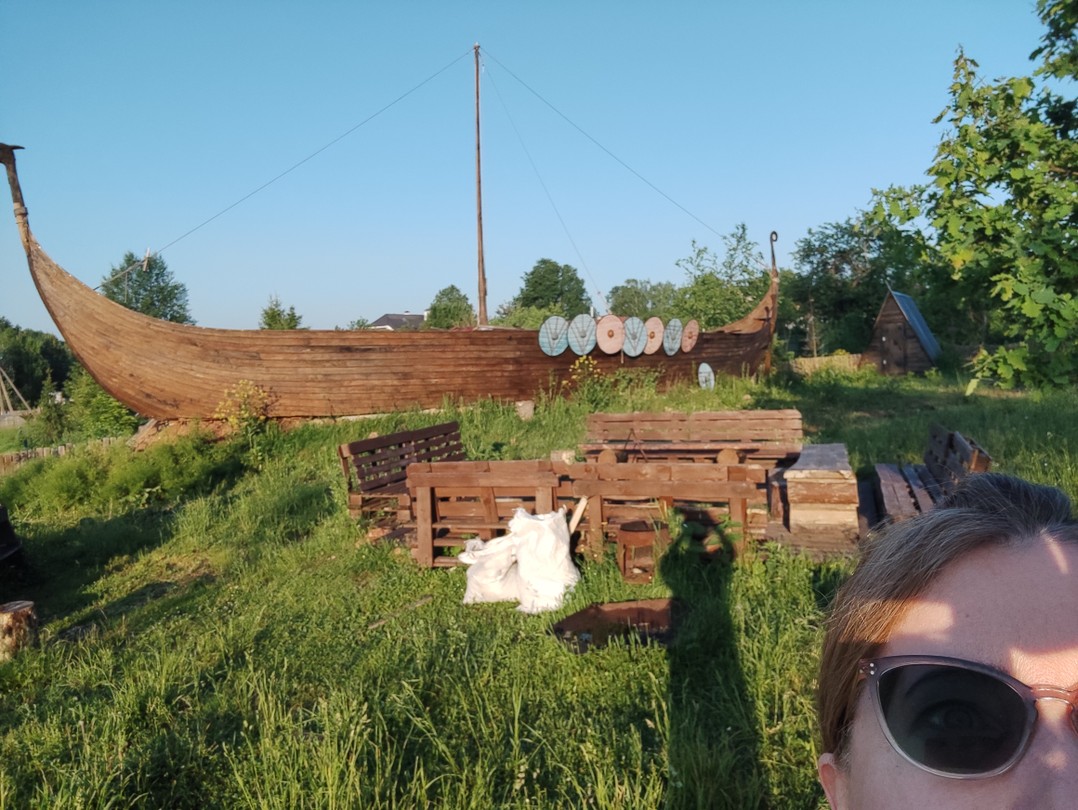 Сюда можно приехать с компанией и одному человеку и немного окунуться в средневековье))