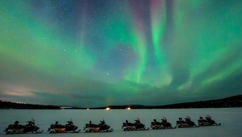 Северное сияние - охота на снегоходах