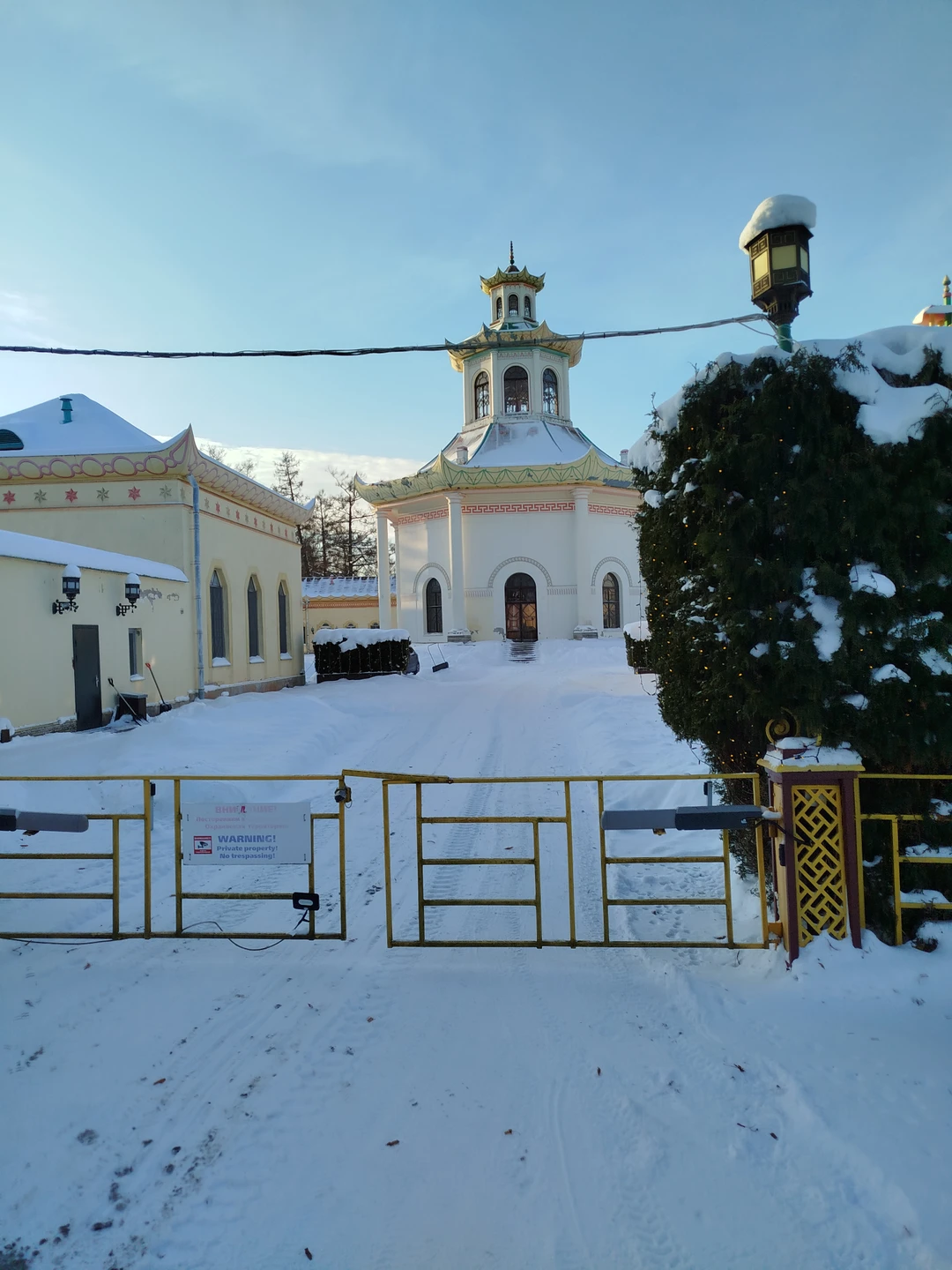 Несмотря на морозец, выглянуло солнце и экскурсия удалась. Посетили Екатерининский и Александровский парки. Зимой там тоже