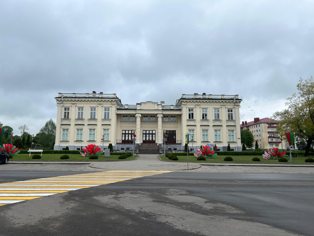 Экскурсия очень понравилась. Хотя погода в начале дня не располагала к поездкам, шел проливной дождь, мы