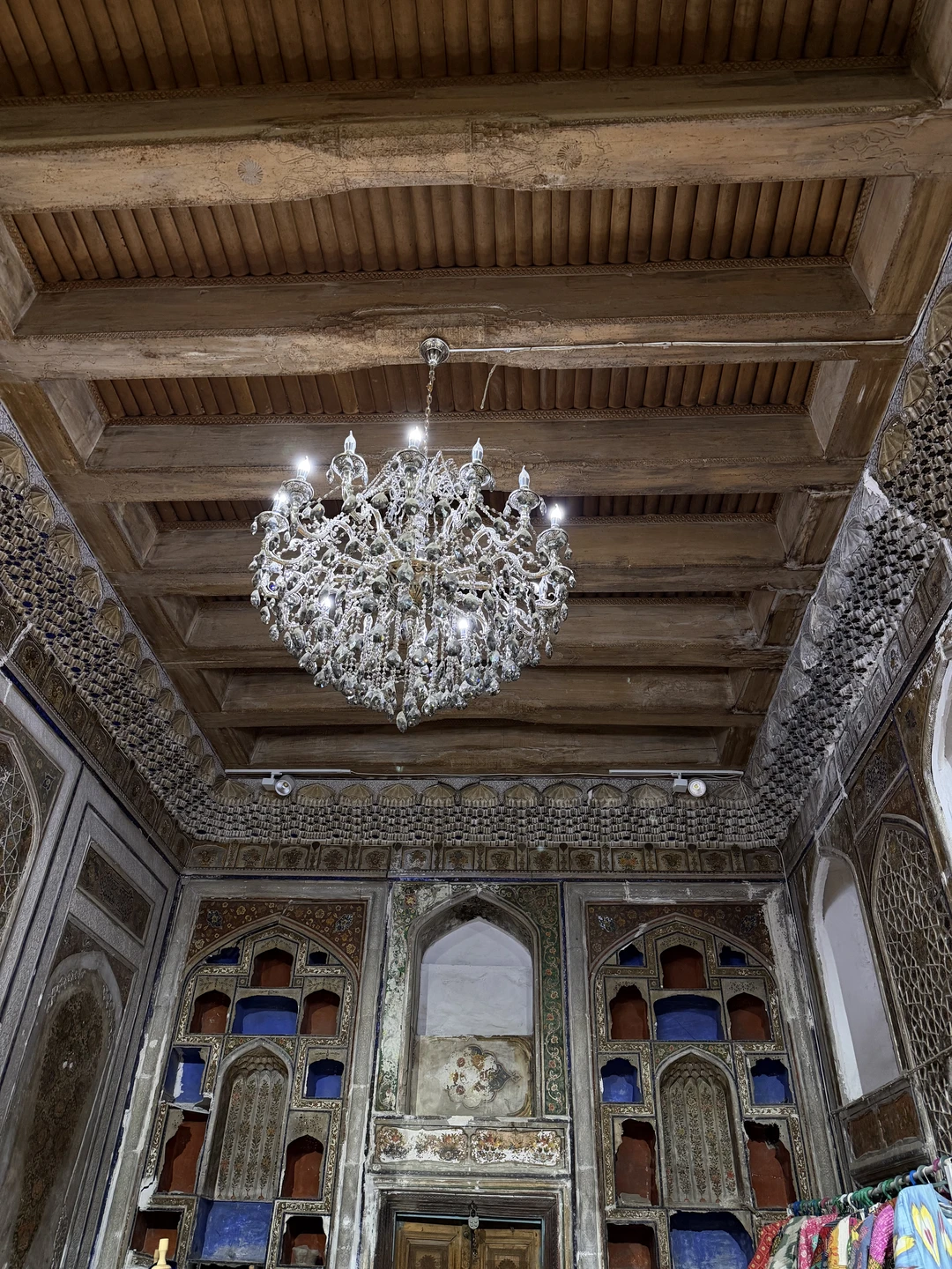 Экскурсия пешеходная, и это ее огромный плюс. Всё компактно, логично, без лишней суеты и переездов. Темп был комфортным, с паузами на фотографии, чай