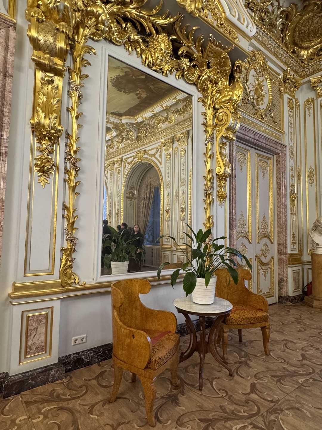 За ничем не примечательными фасадами казалось обычного дома скрыта жемчужина архитектурной мысли, подлинные уникальные интерьеры и