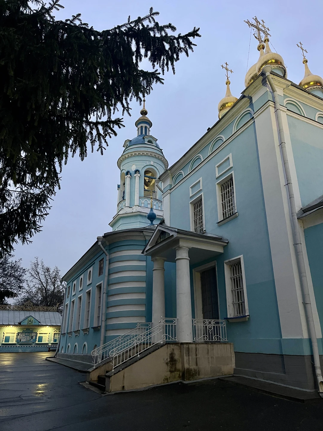 Петр - отличный рассказчик, очень харизматичный экскурсовод с прекрасным чувством юмора! Спасибо за прекрасно проверенное время!