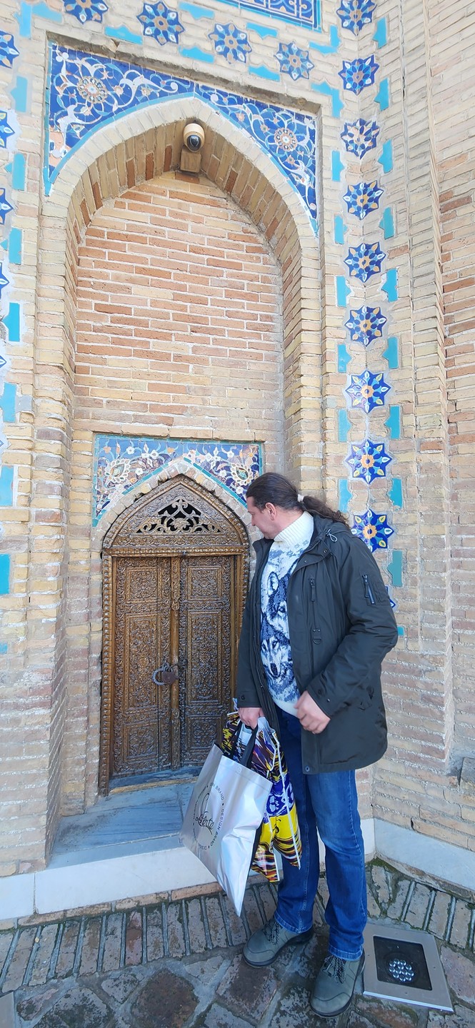 Экскурсию нам провела Афина, очень приятная в общении, эрудированная девушка. Маршрут и рассказ об истории Самарканда