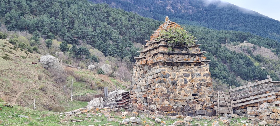 Интереснейший авторский маршрут Константина. Мы любовались ледяными горными водопадами, старинными культовыми сооружениями древних аланов, архаичными поселениями