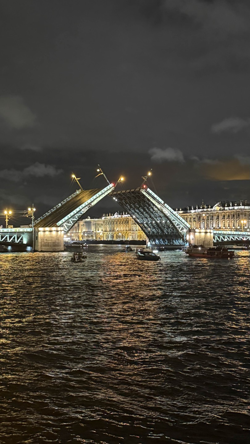 Великолепная экскурсия! Восторг!!! Понравилось всё: глубина знаний, тёплая манера подачи и готовность ответить на любые вопросы.