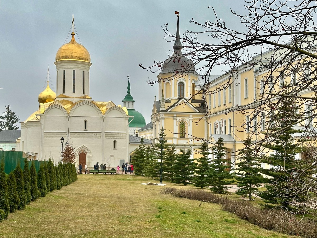Некрополь Троице-Сергиевой лавры: язык вечности