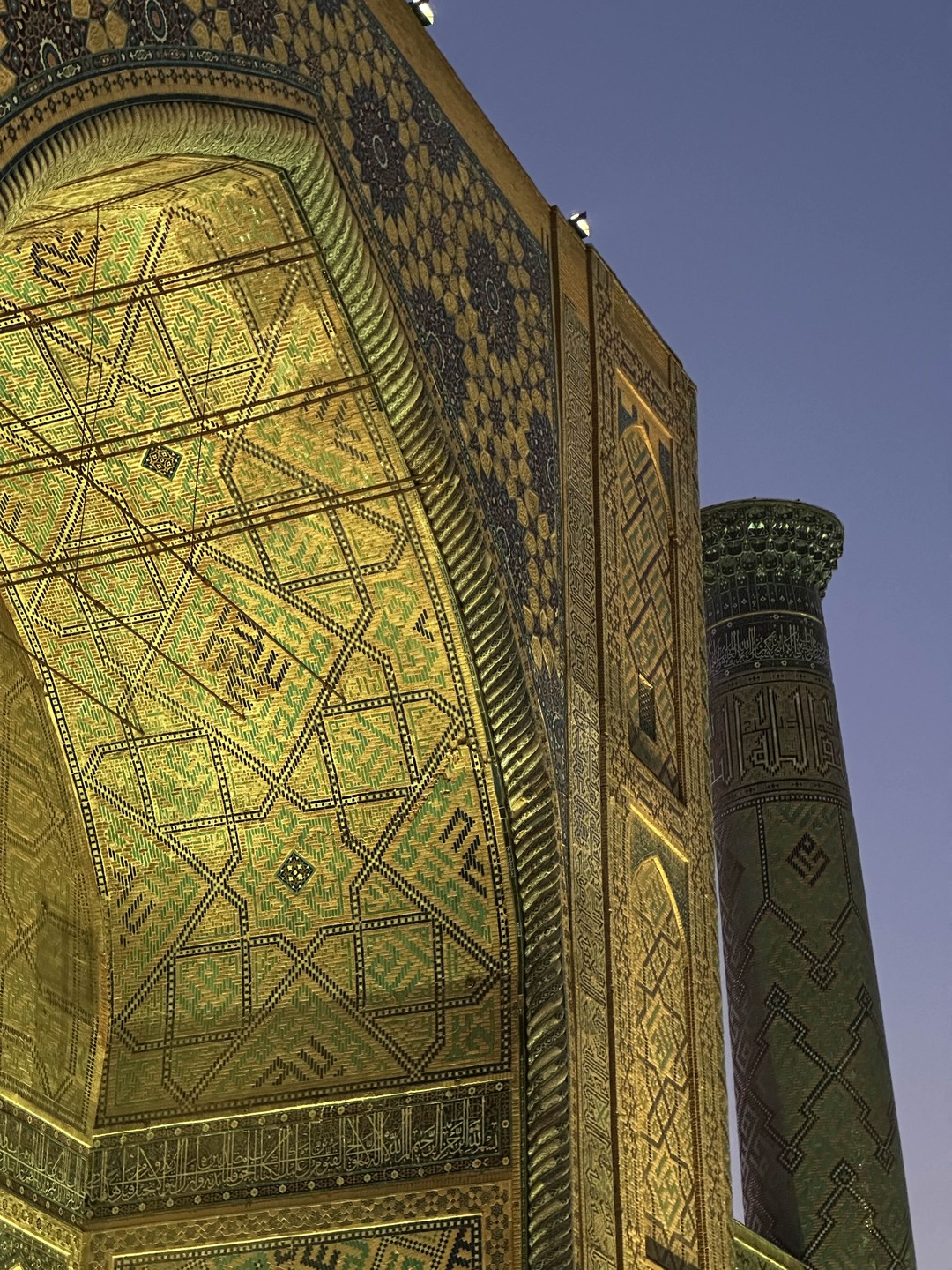 Очень красивые места, и хорошее решение взять вечернюю экскурсию — все красиво подсвечено, создается магическая атмосфера