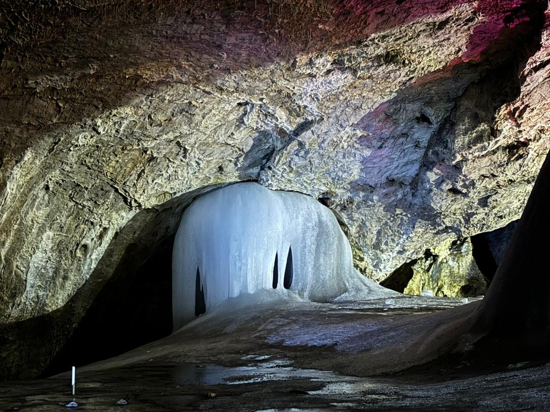 Хочу написать об экскурсии "Аскинская ледяная пещера и Абзановский водопад". Это было путешествие в красоту не