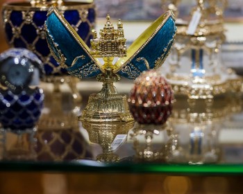 Все символы Северной столицы на автобусе, коллекции музея Фаберже