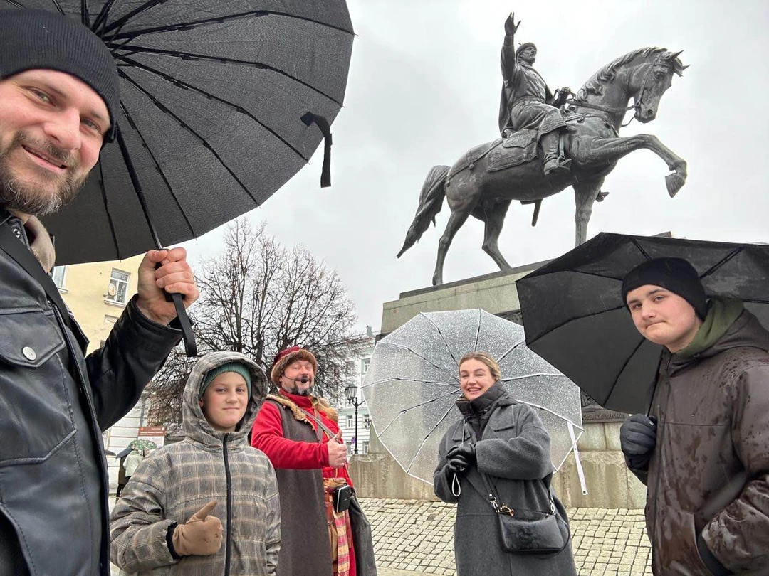 Замечательная обзорная экскурсия, слушать интересно и легко, большое спасибо 🤗