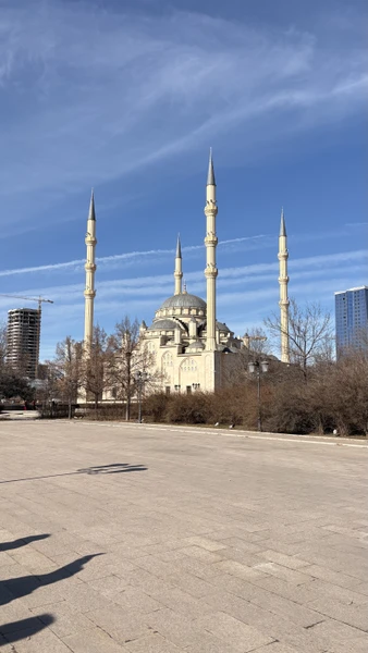 спасибо гиду Абдурахману, рассказал о всех местах Чеченской Республики. повезло с погодой. Грозный встретил солнышком и теплом)