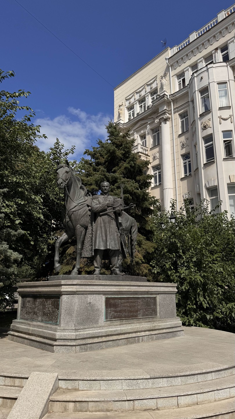 Василий очень глубоко разбирается в предмете. Погружает в историю города. Для меня только несколько длинновато, 3 часа
