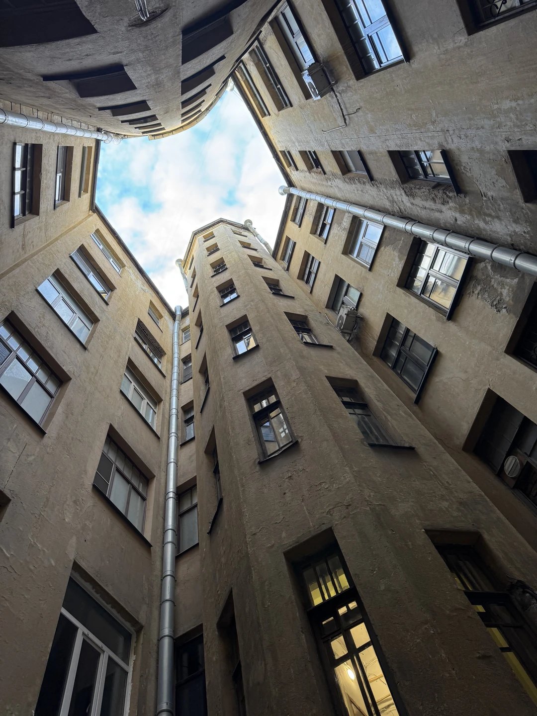 Секреты и лабиринты Петроградской стороны: дворы, парадные, легенды (Екатерина)