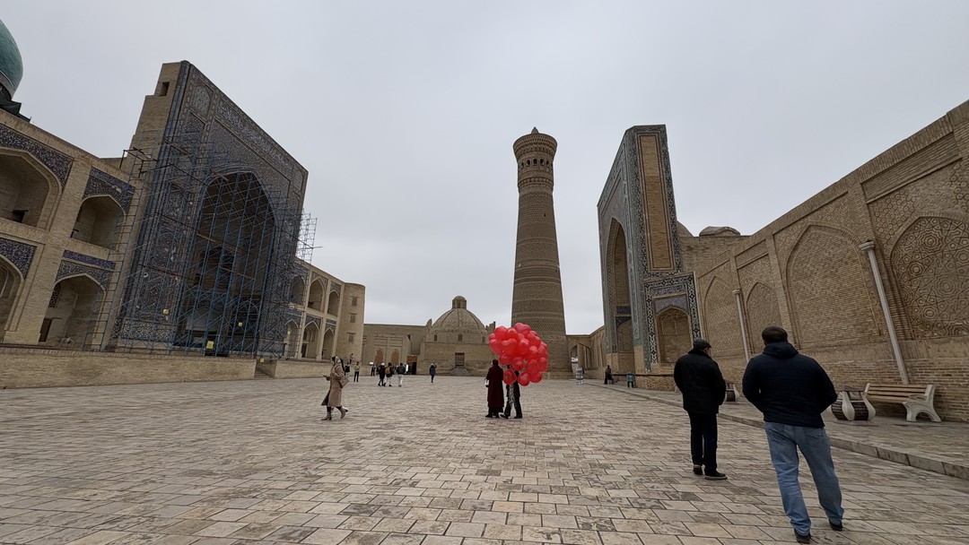 Фуркат потрясающий гид! Нас встретили на вокзале, Фуркат был с нами всегда на связи. У нас