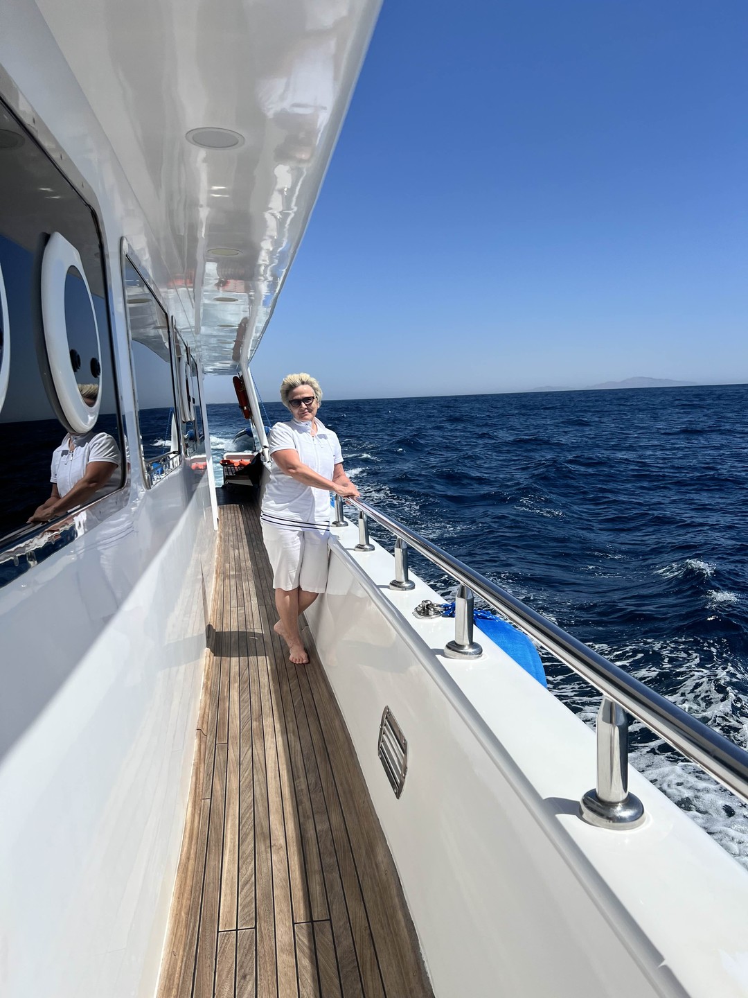 Прогулка понравилась, очень красивое море,локации подобраны идеально, организаторы старались чтобы посетители яхты вип это чувствовали, в