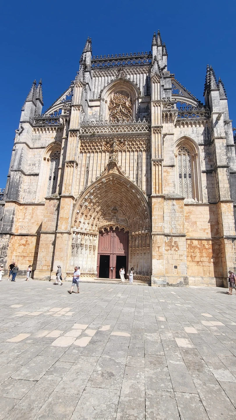 Мы проехали с гидом Виктором 4 города - Томар, Баталья, Алкобаса и Обидуш. Особое впечатление оставил