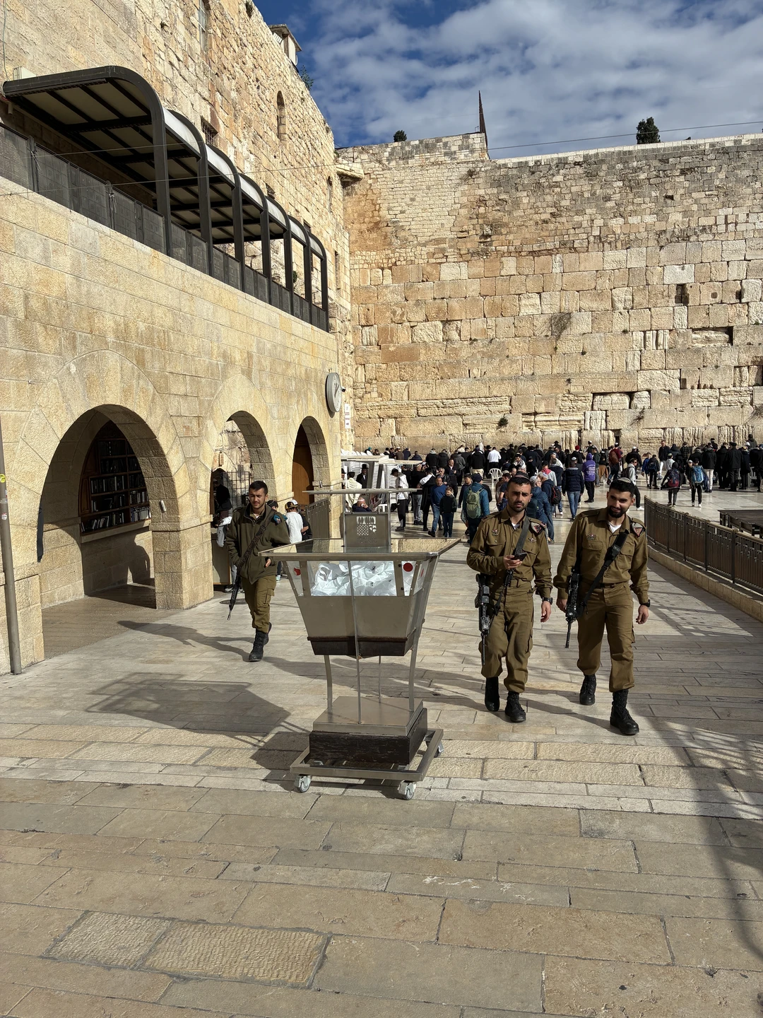 Экскурсия очень понравилась. Шауль системно и в то же время ярко и живо представил историю Иерусалима