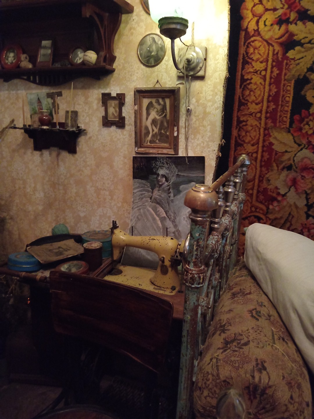 Очень позновательная экскурсия. Всегда было интересно, что же скрывается за красивыми фасадами доходный домов. Гид очень