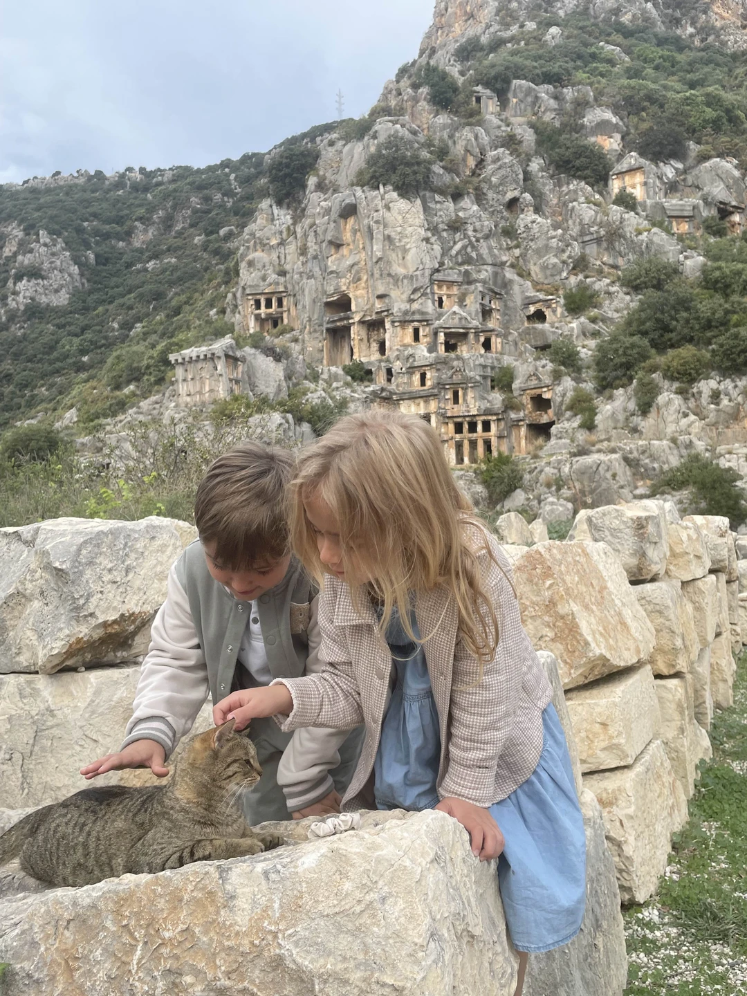 Были на экскурсии в ноябре 2025, все отлично, спасибо, все пожелания были учтены, все во-время. Очень доброжелательный гид Алтан