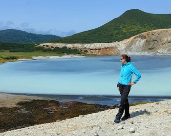 Вулкан Головнина и озёра Кипящее и Горячее