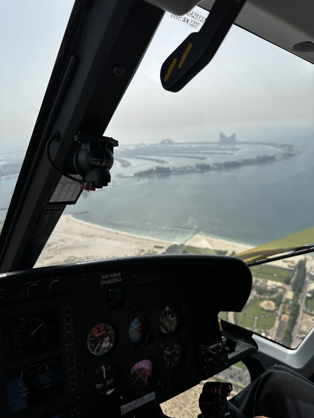 Брали 17-минутный полет над Дубаи и джип-сафари.