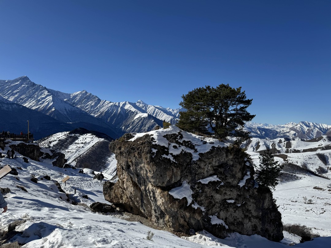 Ибрагим очень хороший гид. С очень глубокими знаниями о глубокой истории и современном мире Ингушетии. Чудесные