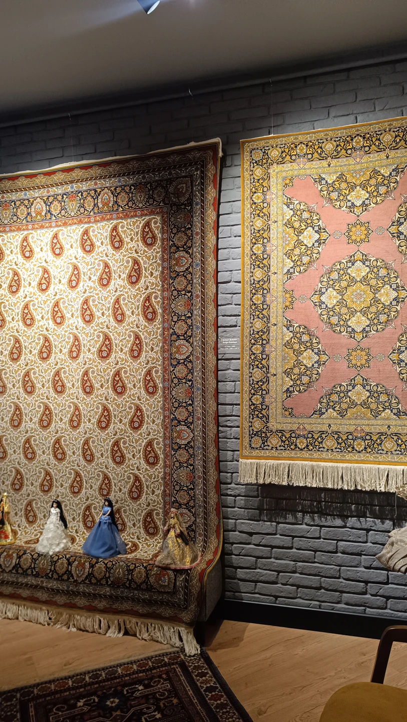 Совершенно не разбираюсь в коврах, но это не важно: музей классный, Нармина тоже, истории о них