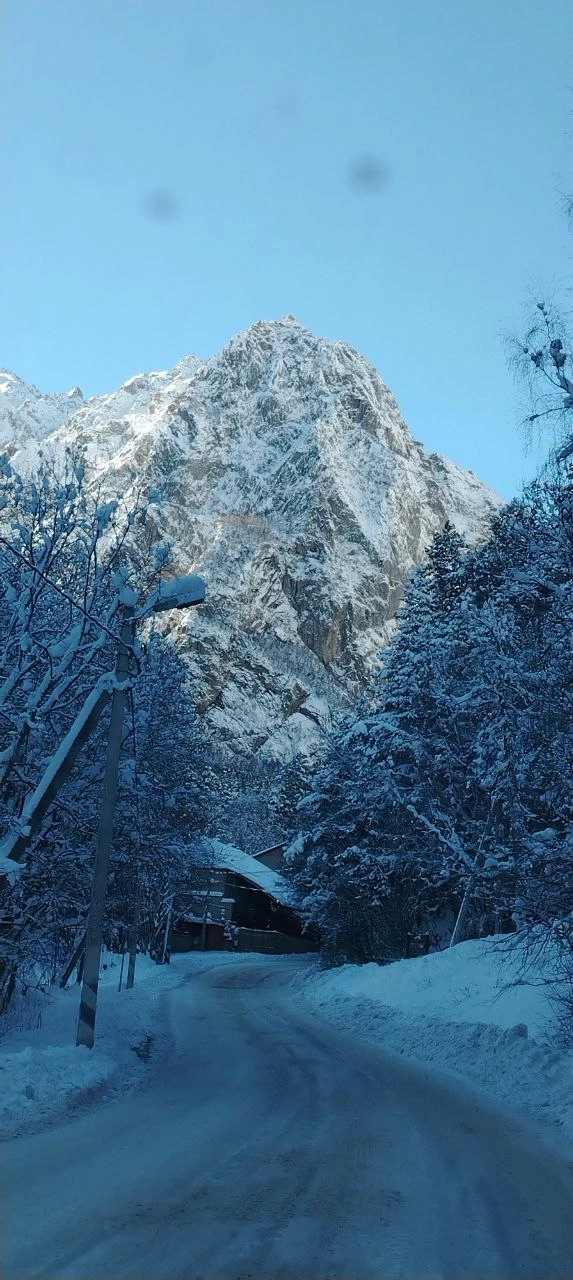 Поездка состоялась 3 января. Мы попали в волшебную заснеженную сказку. В Осетии невероятно красивая природа!!! Гид