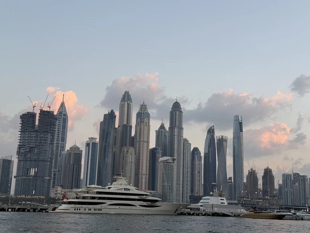 Очень остались довольны, Санжар шикарный рассказчик, столько интересной информации рассказал, несколько дней в Дубае у нас