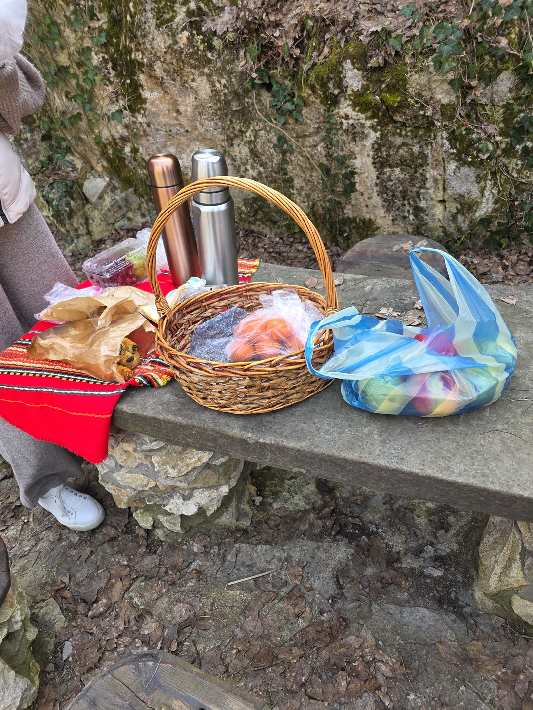 Прекрасное сопровождение! Долгая поездка была комфортной. Вам предложат "зеленые остановки", есть вода в машине для каждого