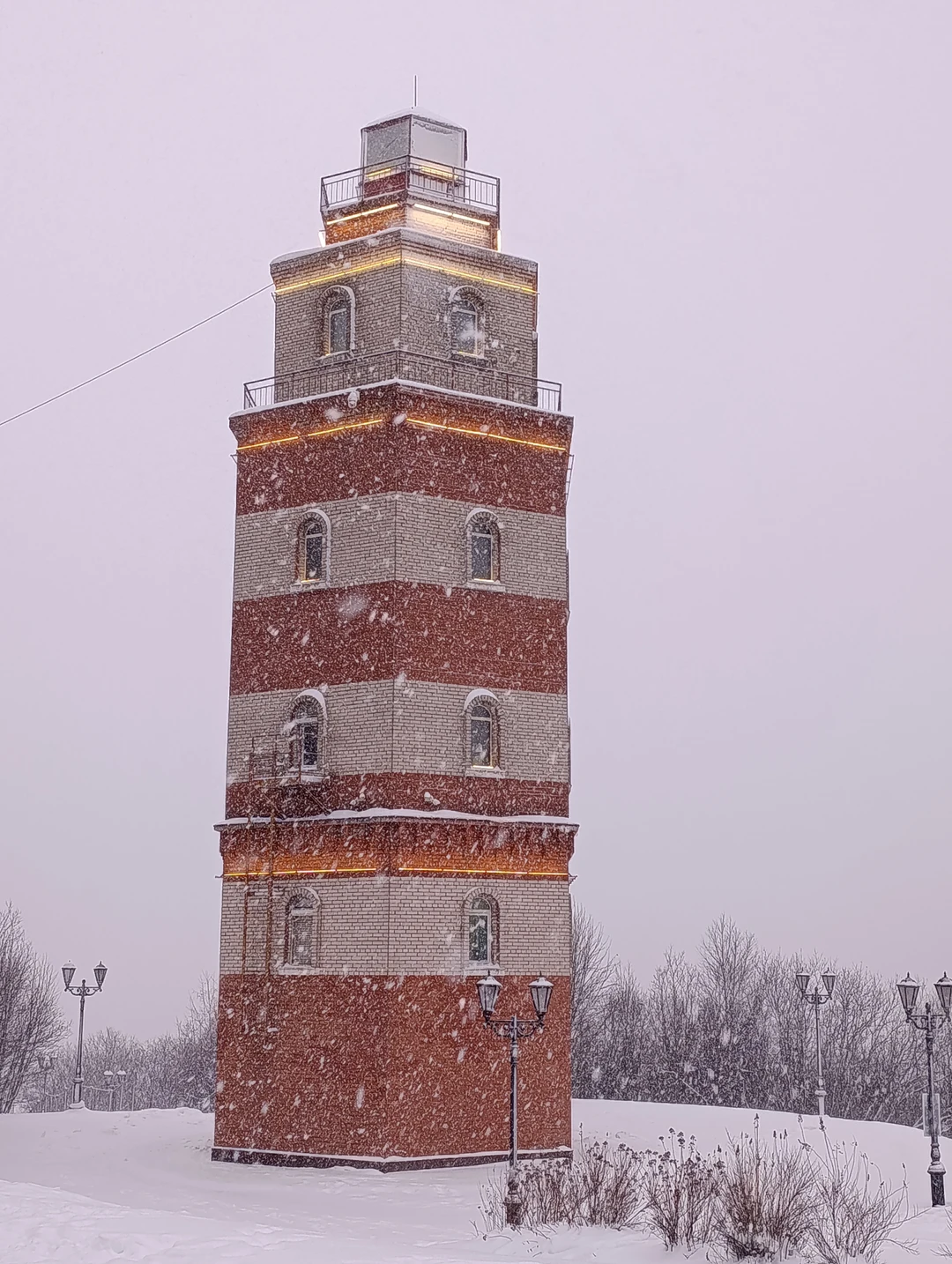 17 ноября экскурсовод Геннадий провёл нам замечательную обзорную экскурсию по Мурманску. Не смотря на не простые