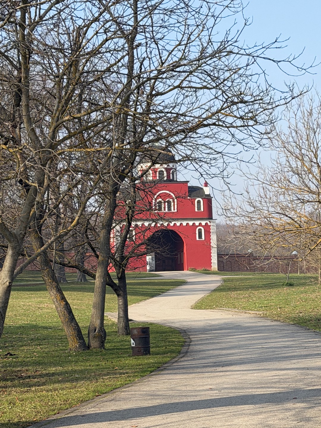 Добрый день! Очень рекомендую экскурсию с удивительным гидом Микицей! Очень понравилось легкое, непринужденное, очень грамотное общение