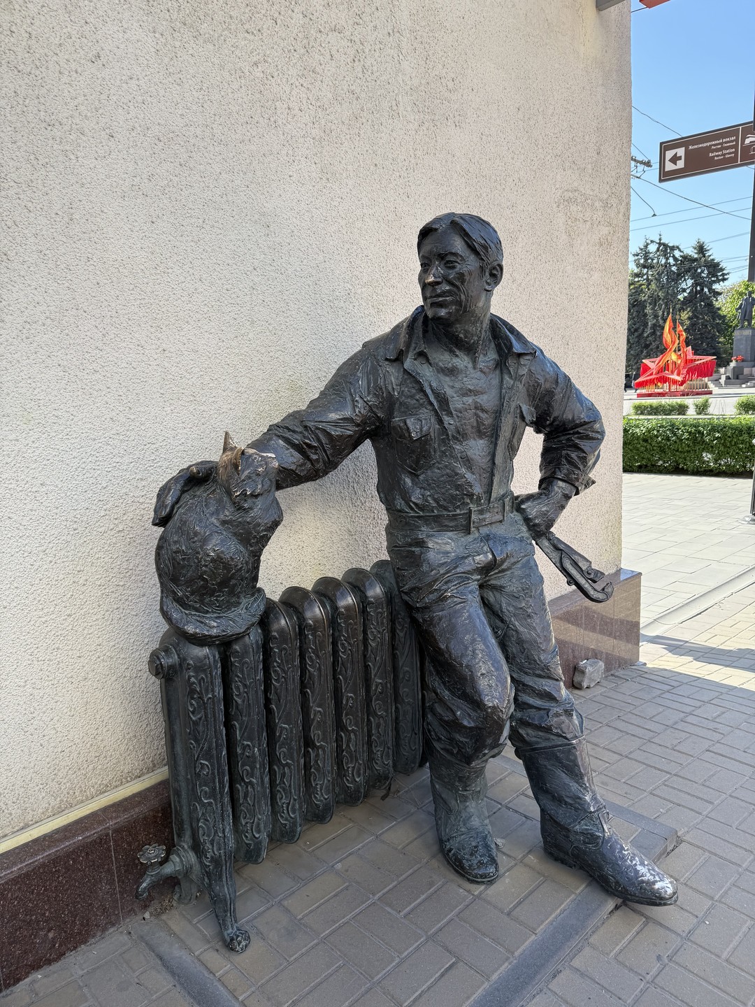 Алексей отлично ведет экскурсию, прекрасная грамотная речь, интересные факты, сразу видно, что любит город. Нам очень
