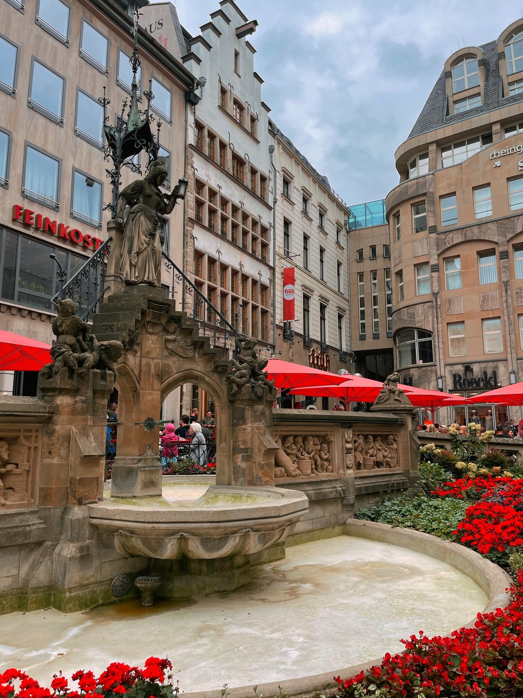 Спасибо большое Илье за интересную экскурсию! Он встретил нас у отеля на машине, мы останавливались не