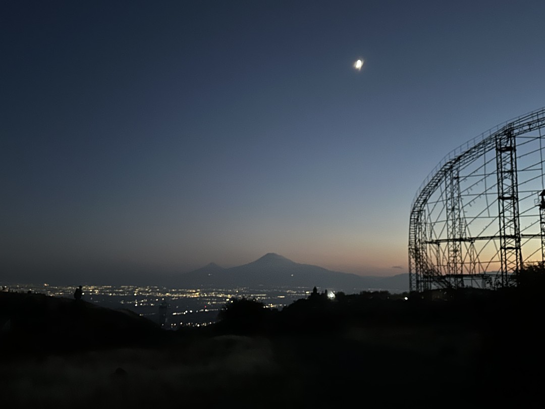 Мы были впечатлены местом, возможностью сюда попасть. Узнать историю людей, которые когда-то это создали. Благодарим Нарека