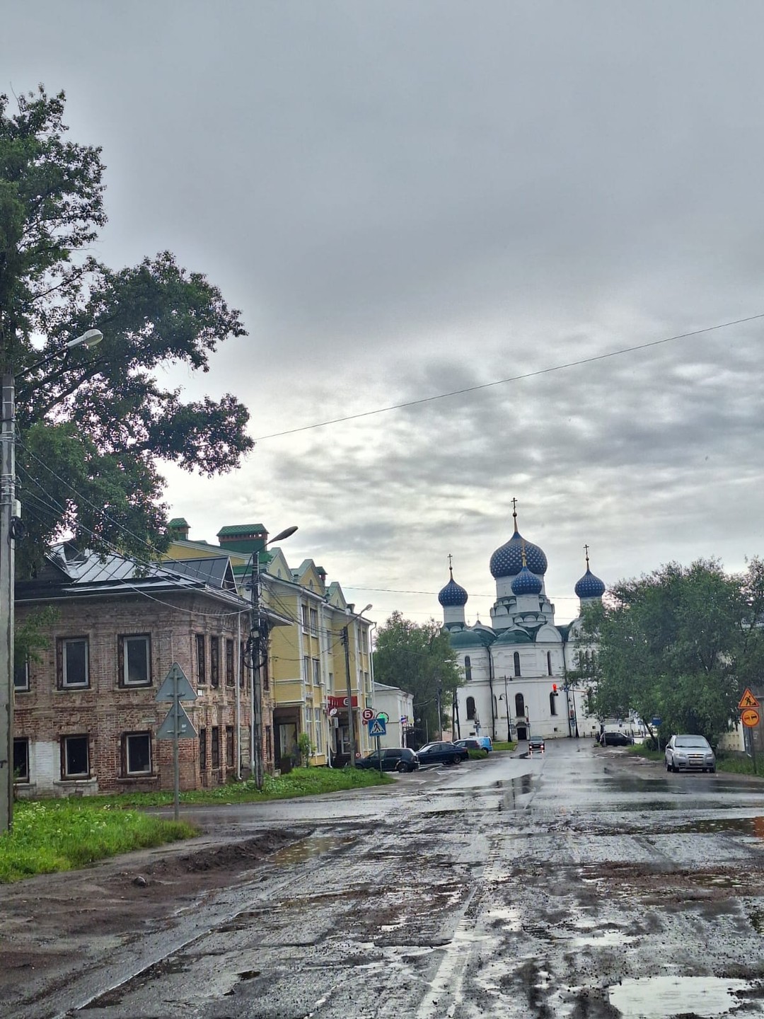 Нашу экскурсию проводила Надежда Владимировна. Неспешно, обстоятельно, с полным знанием и отличной подачей информации. Большая часть
