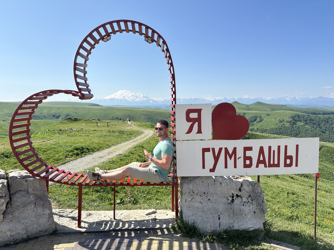 Гид Рафаэль - потрясающий человек. Без продажи лишних услуг, очень душевно покатал на Тойоте Секвойа с
