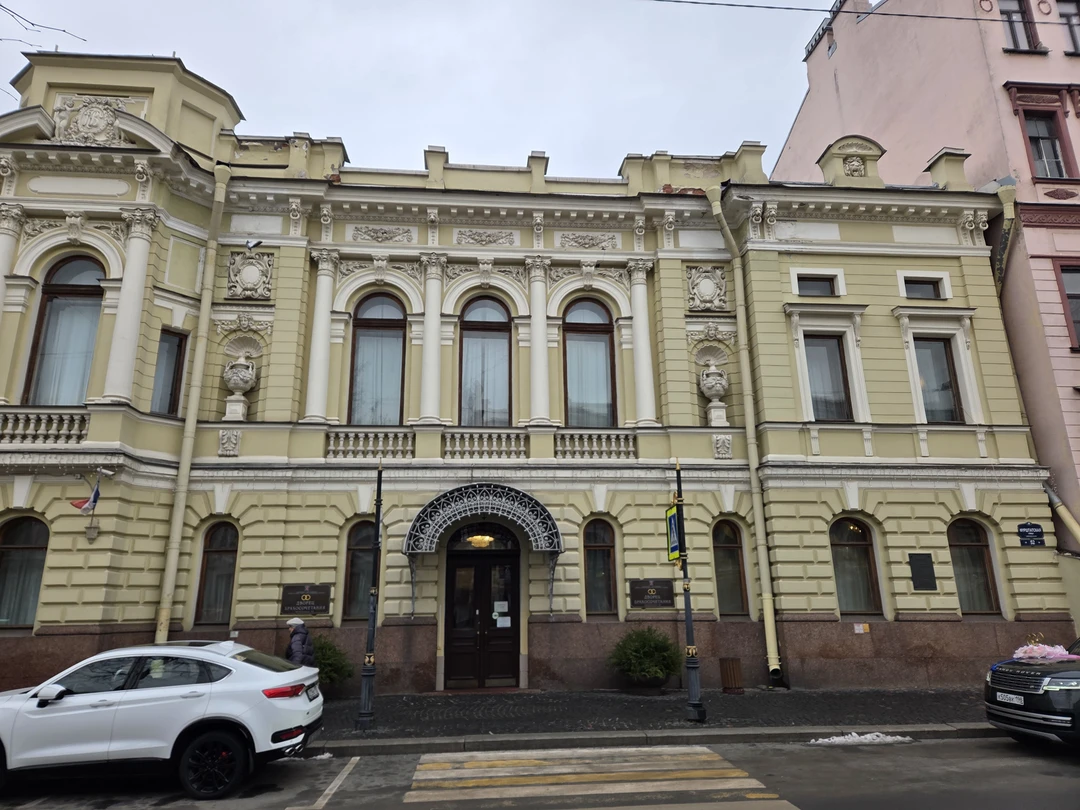 Погуляли по Литейному району, зашли в парадные и Дворец бракосочетания, оценили особняки и дроходные дома, познакомились