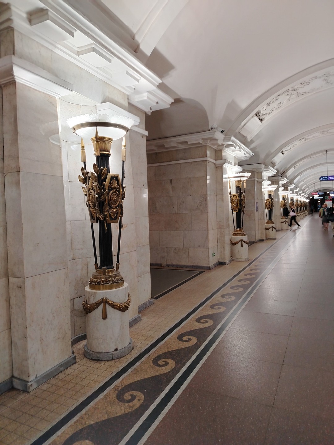В целом, замечательная познавательная экскурсия. К сожалению, из-за шума в метро не все истории гида удалось